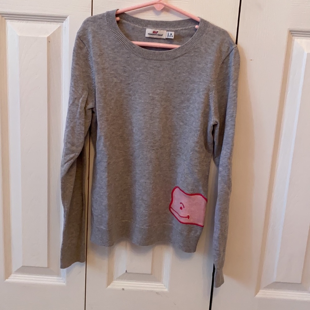 Vineyard Vines Girl’s Crew neck sweater. Grey with pink whale. Size M, 10-12